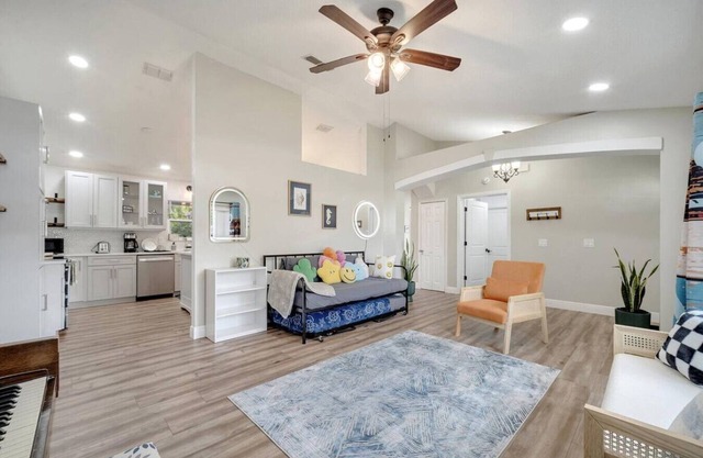 Entire House - Lovely Vacation House with Hot Tub