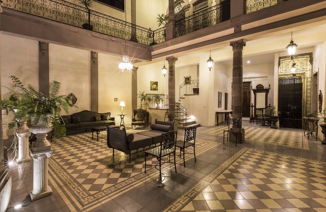 Entire house/Private POOL/5 bed/5 full bath/Awarded #1 renovation by city