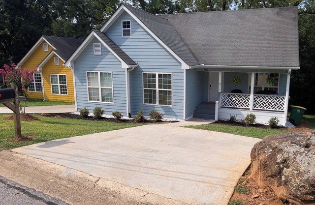 Entire House, Remodeled, New Furniture, Near Downtown, Campus, & Mamas Boy!