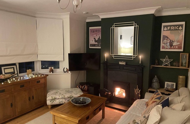 Entire house short walk to Cheltenham Racecourse and Town Centre.