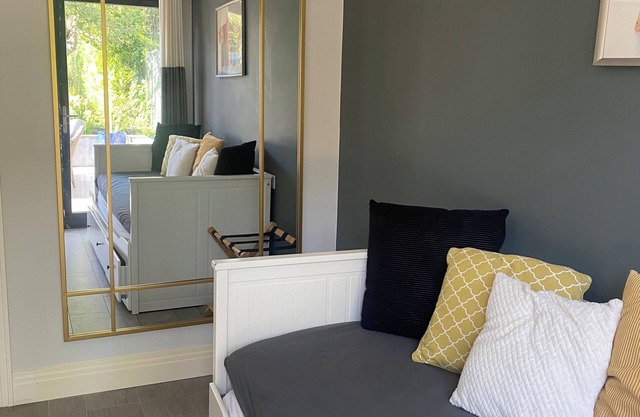 Entire Place | Own Entrance | Kitchen | Garden | WiFi | Walk to Tube | Parking