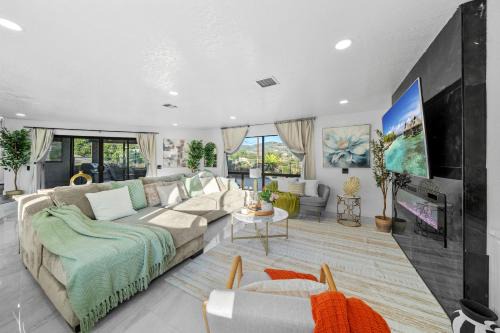 Entire Private 3BR-2Bth, Mountain View, Jetted Tub, 2500 sqft, King Bed,Garage, Available Now