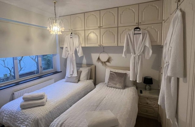 Entire property in Southend & Luxury Jacuzzi Pool, Wi-fi, Parking