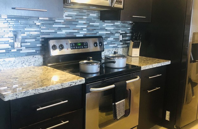 Entire Residential Home w/Pool! , 20min from beaches, mall & airport