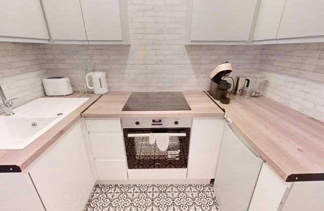 Entire serviced apartment in Prestwich. On the doorstep of Heaton Park!
