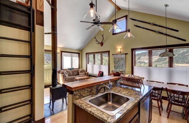 Entire Silverton home w/garage & bike tools!