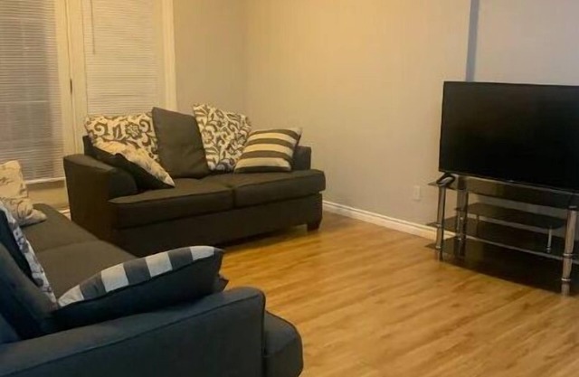 Entire top floor huge 1 bedroom apt private entry!