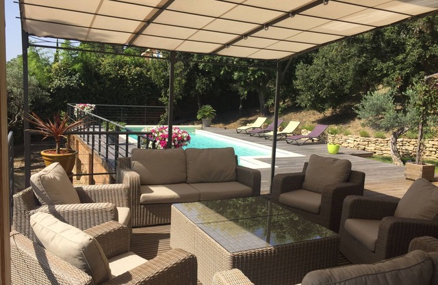 Entire villa with panoramic views in a privileged setting in the heart of the Luberon
