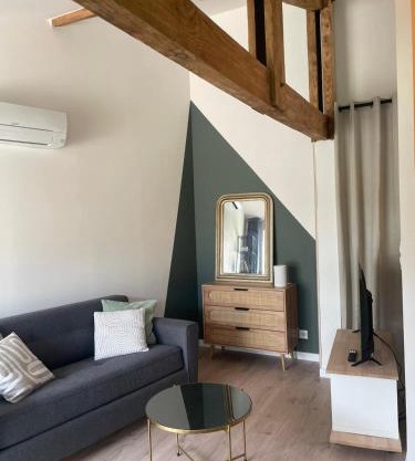 Entre bourg et plage, climatisé, grande terrasse, WIFI, parking gratuit, linge et ménage compris