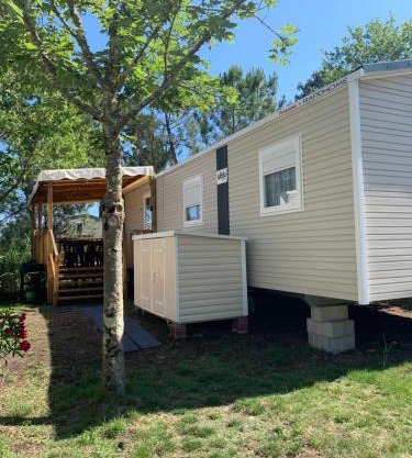 Envie d un break de paysages sauvages et de nature ce mobile home neuf tout confort climatise idealement situe au bord de l eau dans un camping 4 etoiles vous attend pour un week end quelques jours ou des vacances en famille