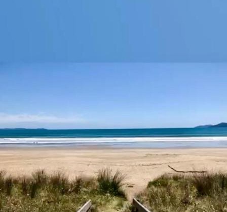 Epic Beachfront Bure - Taipa