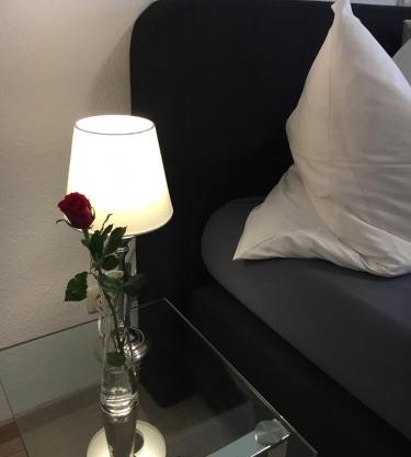 Erdgeschoss-Wohnung mit 2 Schlafzimmern, Balkon und Parkplatz