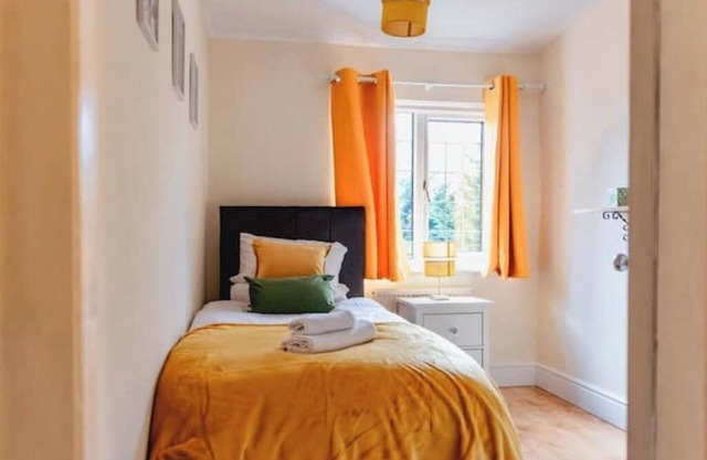 Erdington, M6 Junction 6 - Drive- 3 bed- 5 singles