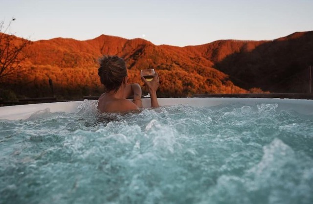 eremo artistico con hot tub idromassaggio e sala giochi