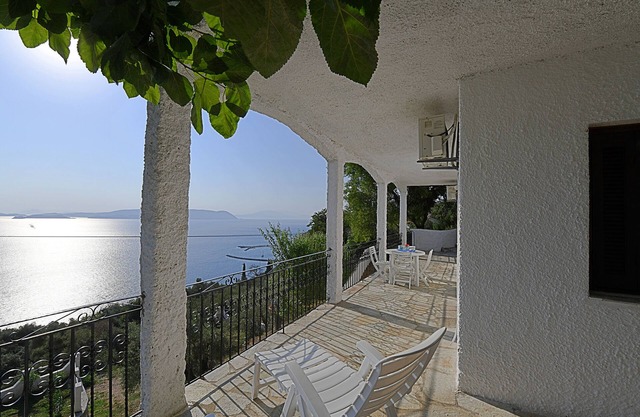ERIKA. Infinity panoramic pool. Privileged view of the Egean. Access to the sea.