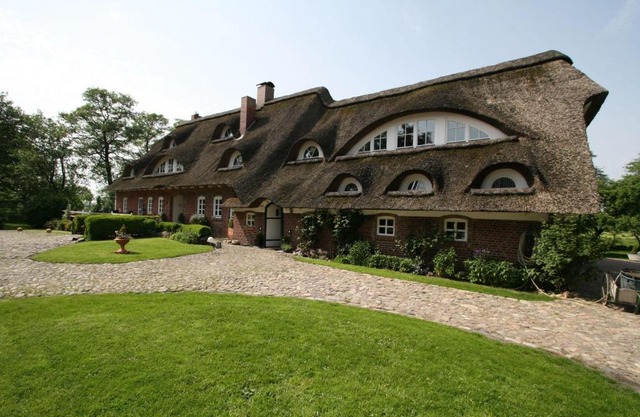Erlenhof-Steinau-Fachwerkhaus-mit-Reetdach