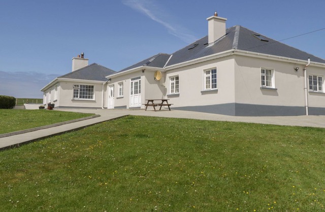 ERRIS HEAD HOUSE, family friendly in Belmullet, County Mayo