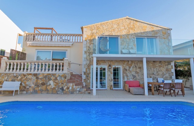 PrivatPool, Seaview with fab sunsets, Modern kitchen, Aircon, Wifi, Big Toy Room