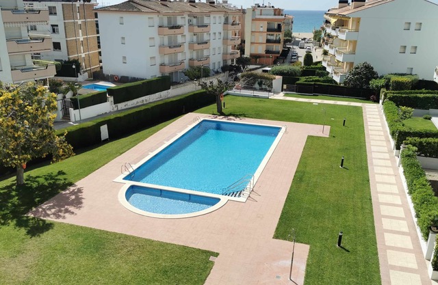 Family Apartment with Pool View