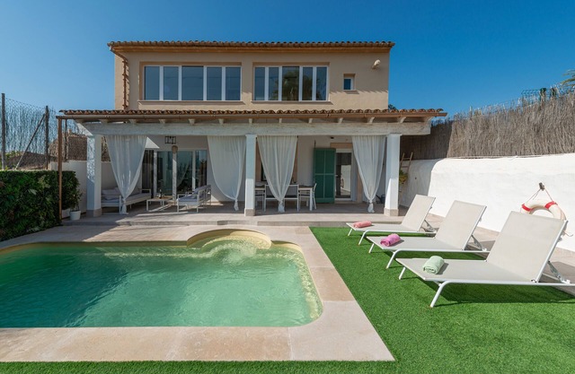 ES CLOSET - Fantastic house, with private pool, in Selva. Free WiFi