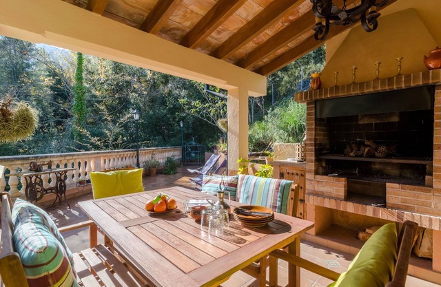 ES VINT I NOU - Beautiful house with great terrace amidst the mountains.