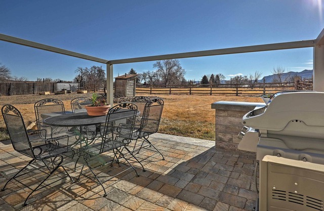 Escalante Home w/ Yard, Porch & Mtn Views!
