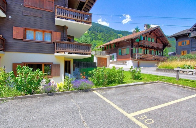 Escape at the foot of the Dents du Midi, quiet, 2' cabins, private park