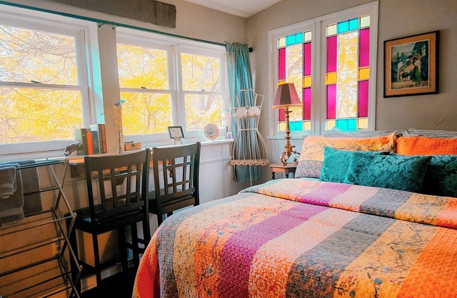 Escape from the Ordinary in a Quirky Eurekan Cottage, WiFi & AC- Sam's Workshop