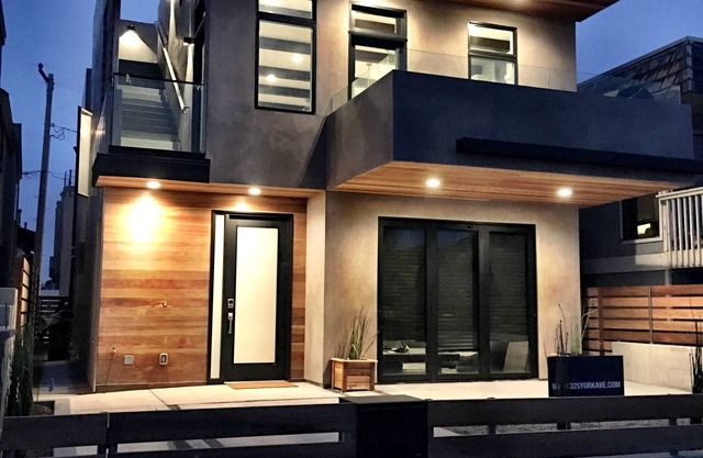 Escape to a Coastal Retreat: Modern 5-Star Beachfront Home w/360 Ocean Views!