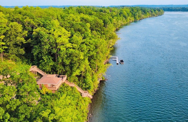 Escape to a Cozy Cabin on the River – Relax & Unwind!