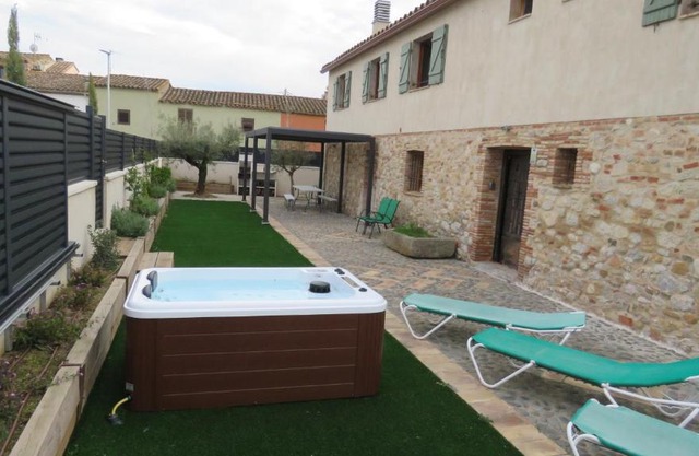 Escape to a Spacious Retreat with Jacuzzi & BBQ