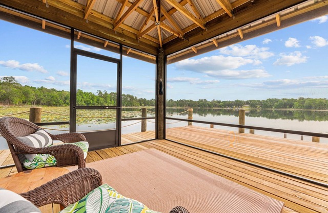 Escape to Lakeside Serenity :Your perfect getaway enjoy the lake