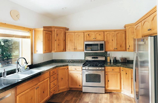 Escape to our cozy 3BR/2.5BA in Hailey, 5min to trails, 15min to ski resort.