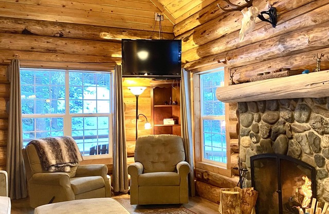 Escape to Rustic Bliss: Unwind in Our Wallowa Lake Log Cabin