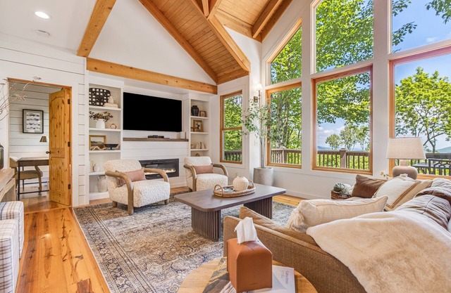 Escape to Sapphire: Luxurious Home with Panoramic Mountain Views