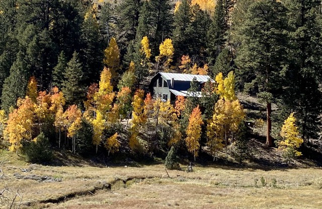 Escape to serenity! Quiet, breathtaking views, and access to public land.