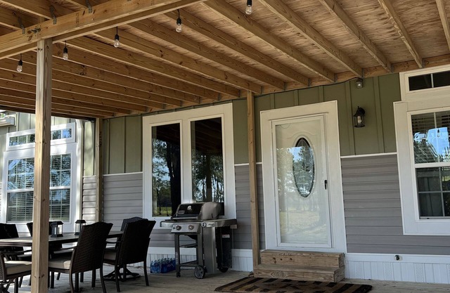 Escape to serenity: Lodge Rental on a beautiful working cattle farm!