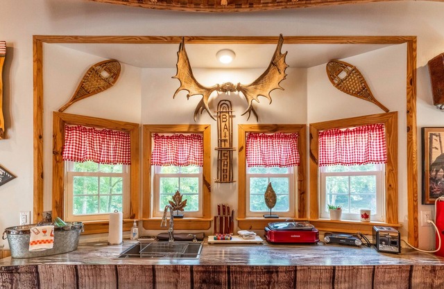 Escape to The Canada House: Cozy Creekfront Studio Retreat with Hot Tub & Fire P