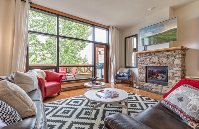 Escape to the Canadiana Cabin, True Ski In/Ski Out with Private Hot Tub