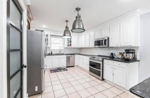 Escape to the serene beauty of Kathleen with our delightful 3-bedroom home!