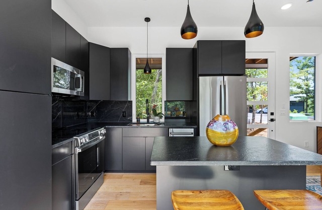 Escape to this modern 1BR/1BA tiny home in the North Georgia mountains. Enjoy a full kitchen, spa-style rain shower, private deck with forest views, and seasonal access to a shared pool. Perfect for rest, recharge, and reconnecting with nature.