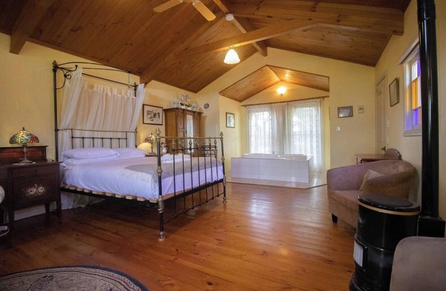 Escape to tranquility in this charming Ballarat cottage, perfectly located in the heart of town
