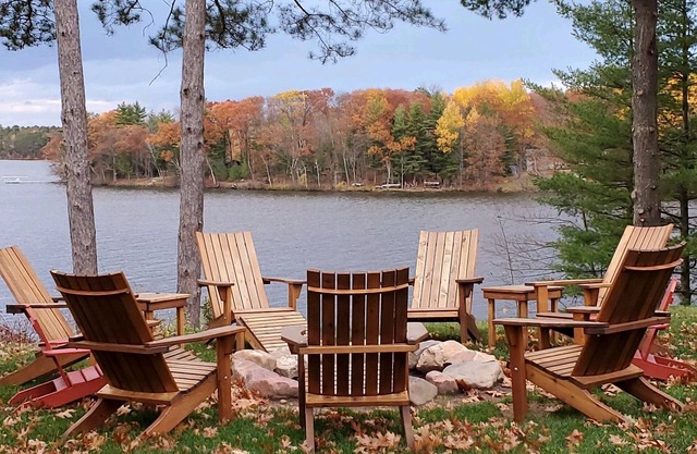 Escape to Tranquility: A Charming 9-Bedroom Lodge on the lake shore of Sand Lake