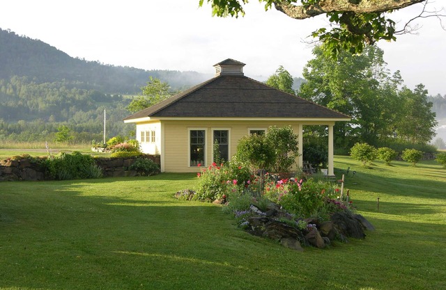 Escape to your cozy 1-bedroom cottage near Kingdom Trails