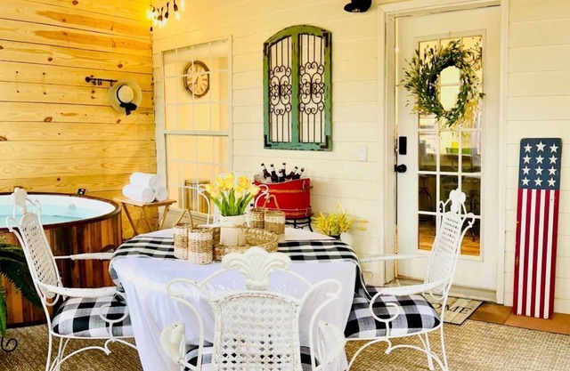 Escape to Your Own Private Yellowstone! Trendy Horse Farm 5 miles from Helen GA!