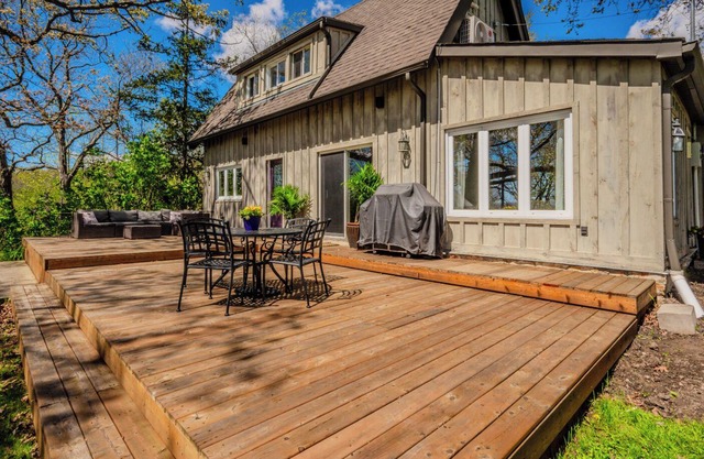 Escarpment Escape - 1 Bedroom Loft Cottage: Huge Deck, Panoramic views, Trails