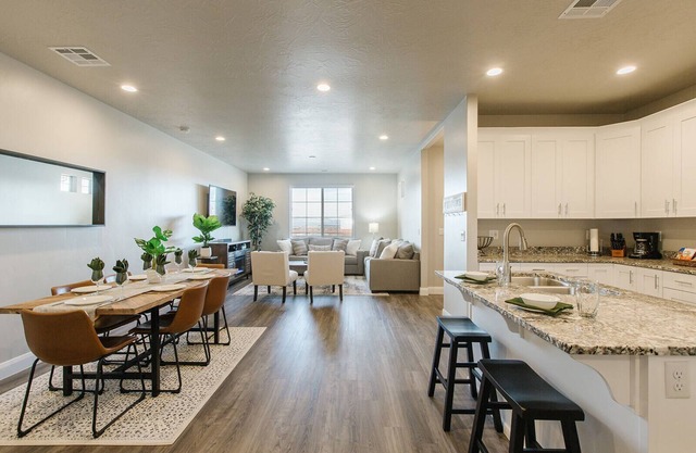 Escondido 1101 Kennedys Hugs Home sleeps 10 guest 3 bedrooms