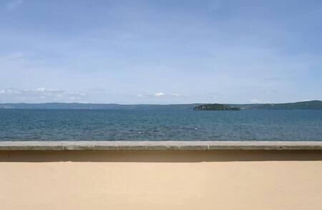 Esmeralda - Stunning Lake View Attic with Kitchen and TV