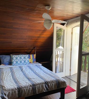 Espaço arborizado com Casa e Chalé em bairro nobre de Monte Verde