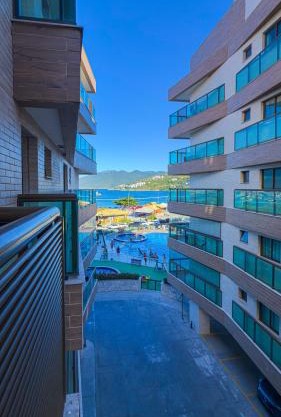 Espaçoso Apto 2 Quartos com PISCINA, VISTA MAR e Churrasqueira- PERFEITO PARA FAMÍLIA na PRAIA DOS ANJOS RESIDENCE CLUB